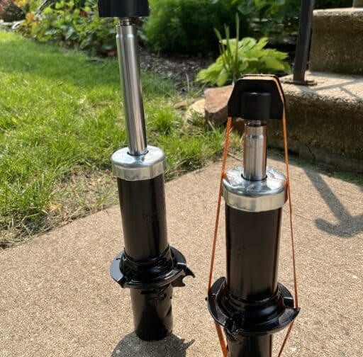 High-performance shock absorbers for bicycles with black cylindrical bodies and metal rods, designed for optimal riding comfort and durability. Suitable for mountain biking and pedal sports enthusiasts.