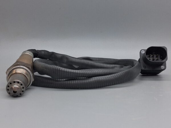 Engine management oxygen sensor for optimal vehicle performance and emissions control. Compatible with modern cars to enhance fuel efficiency and reduce environmental impact.